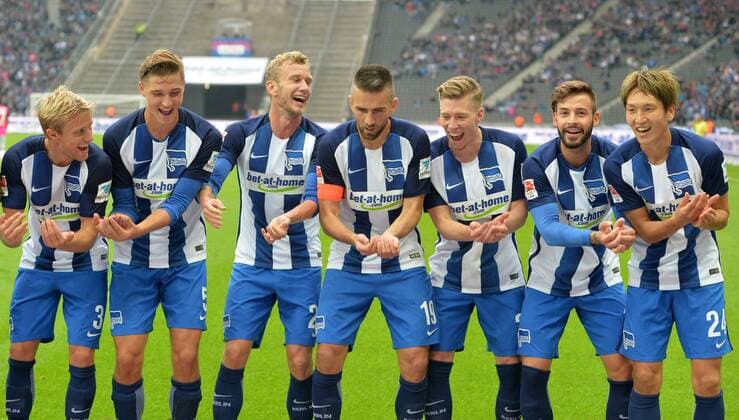 v.l.: Per Ciljan SKELBRED (B), Niklas STARK (B), Fabian LUSTENBERGER (B), Vedad IBISEVIC (B), Mitchell WEISER (B), Marvin PLATTENHARDT (B) , Genki HARAGUCHI (B) , Jubel, jubeln, Freude, Sieg, freuen, Erfolg, Fussball 1. Bundesliga, 06. Spieltag, Hertha BSC Berlin (B) - Hamburger SV (HH) 2:0, am 01.10.2016 in Berlin Deutschland. Â
