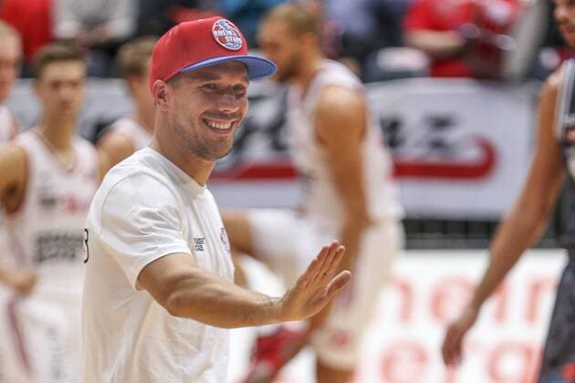 Bilder des Tages - SPORT 2. Basketball-Bundesliga ProA, RheinStars Koeln vs. Hamburg Towers; Koeln, 04.10.2016 Lukas Podolski, Gesellschafter der RheinStars; 2. Basketball-Bundesliga ProA, RheinStars Koeln vs. Hamburg Towers am 04.10.2016 in der Lanxess-Arena, Koeln (Nordrhein-Westfalen). xakx