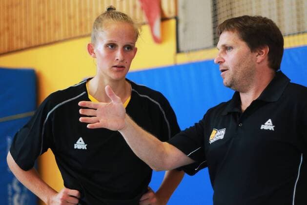 Trainer Rüdiger Wichote, Leonie Fiebich (Jahn München) Basketball Frauen 2. BL Jahn München - Rutronik Stars Keltern 24.09.2016