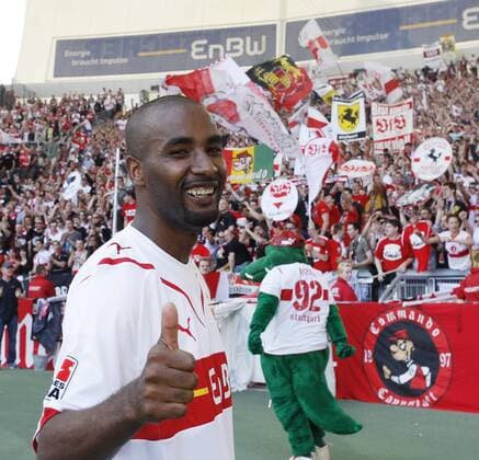 Fußball Bundesliga VFB Stuttgart-FC Ernergie Cottbus 2:0 Daumen Hoch Cacau jubelt über Sieg. 16.5.2009