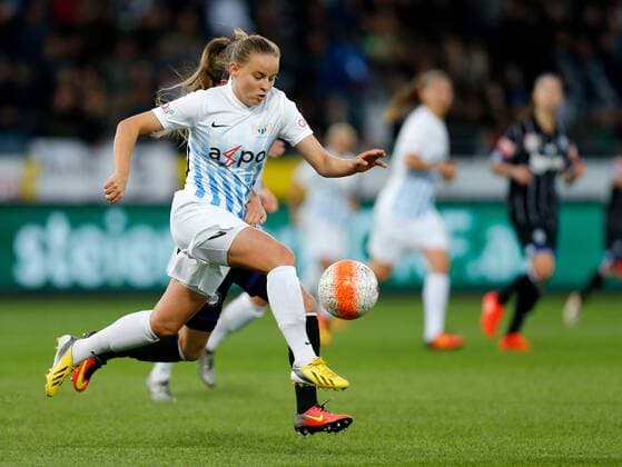 SOCCER - CL women, Sturm vs Zuerich GRAZ,AUSTRIA,05.OCT.16 - SOCCER - UEFA Champions League, women, SK Sturm Graz vs FC Zuerich. Image shows Natasha Gensetter (Zuerich) and Katharina Naschenweng (Sturm). GEPAxpictures xDavidxRodriguez