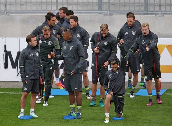 05.10.2016, Fussball Qualifikation Weltmeisterschaft 2018, Training der Deutschen Nationalmannschaft im Millerntor-Stadion, Hamburg. vorn v.l. Mario Götze (Deutschland) , Jerome Boateng (Deutschland) und Mesut Özil (Deutschland) beim Aufwärmen 