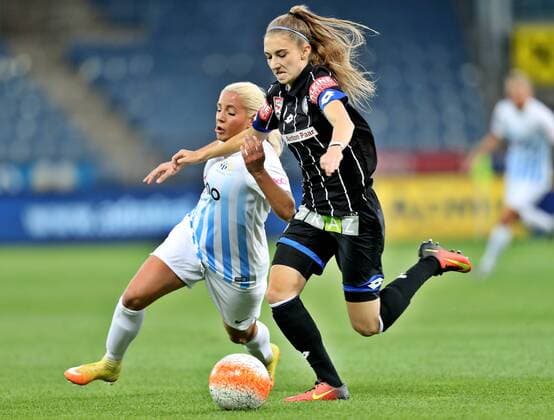 SOCCER - CL women, Sturm vs Zuerich GRAZ,AUSTRIA,05.OCT.16 - SOCCER - UEFA Champions League, women, SK Sturm Graz vs FC Zuerich. Image shows Adriana Leon (Zuerich) and Katharina Naschenweng (Sturm). GEPAxpictures xM.xOberlaender