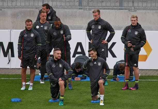 Bilder des Tages - Sport 05.10.2016, Fussball Qualifikation Weltmeisterschaft 2018, Training der Deutschen Nationalmannschaft im Millerntor-Stadion, Hamburg. die Spieler machen sich warm, vorn v.l. Shkodran Mustafi (Deutschland) und Mesut Özil (Deutschland) 