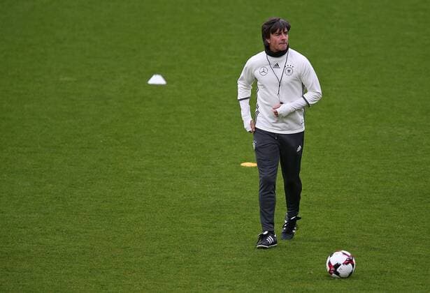 05.10.2016, Fussball Qualifikation Weltmeisterschaft 2018, Training der Deutschen Nationalmannschaft im Millerntor-Stadion, Hamburg. Bundestrainer Joachim Löw (Deutschland) 