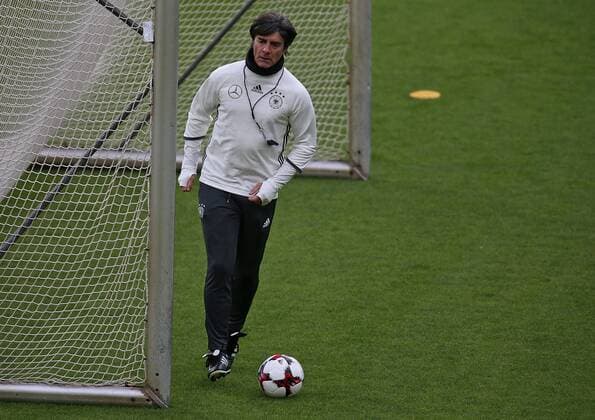 05.10.2016, Fussball Qualifikation Weltmeisterschaft 2018, Training der Deutschen Nationalmannschaft im Millerntor-Stadion, Hamburg. Bundestrainer Joachim Löw (Deutschland) 