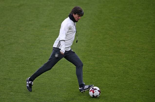 05.10.2016, Fussball Qualifikation Weltmeisterschaft 2018, Training der Deutschen Nationalmannschaft im Millerntor-Stadion, Hamburg. Bundestrainer Joachim Löw (Deutschland) 