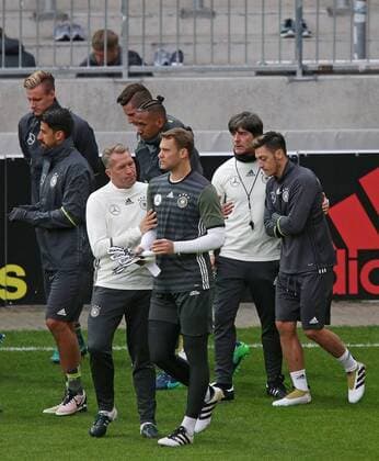 05.10.2016, Fussball Qualifikation Weltmeisterschaft 2018, Training der Deutschen Nationalmannschaft im Millerntor-Stadion, Hamburg. v.l. Torwart Bernd Leno (Deutschland) , Sami Khedira (Deutschland) , Julian Draxler (Deutschland) , Jerome Boateng (Deutschland) , Torwarttrainer Andreas Köpke (Deutschland) und Torwart Manuel Neuer (Deutschland) , Bundestrainer Joachim Löw (Deutschland) und Mesut Özil (Deutschland) 