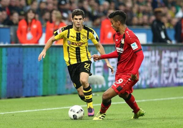 Samstag 01.10.2016, Saison 2016 2017, 1. Bundesliga, 6. Spieltag in der Leverkusener BayArena, Bayer 04 Leverkusen - BVB 09 Borussia Dortmund 2:0, Christian Pulisic (BVB) gegen Benjamin Henrichs (LEV), v.l.