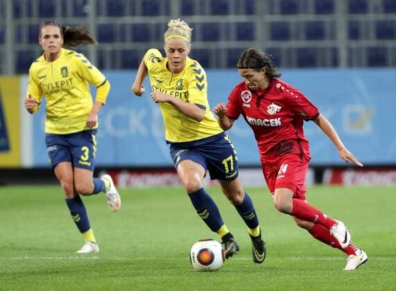 SOCCER - CL women, St.Poelten vs Broendby SANKT POELTEN,AUSTRIA,05.OCT.16 - SOCCER - UEFA Champions League, women, SKN Sankt Poelten vs Broendby IF Kopenhagen. Image shows Julie Tavlo-Petersson (Broendby) and Mateja Zver (St.Poelten). GEPAxpictures xWalterxLuger