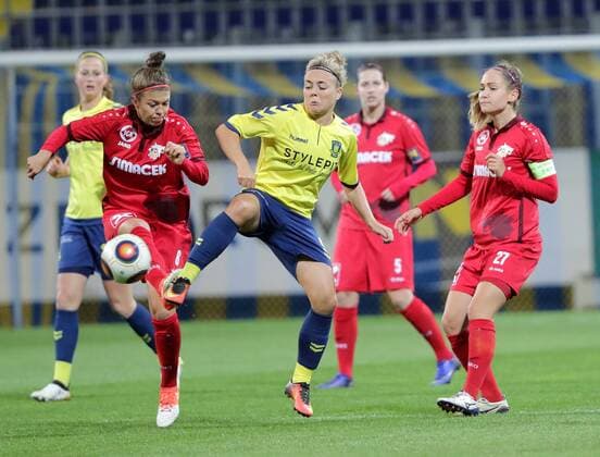 SOCCER - CL women, St.Poelten vs Broendby SANKT POELTEN,AUSTRIA,05.OCT.16 - SOCCER - UEFA Champions League, women, SKN Sankt Poelten vs Broendby IF Kopenhagen. Image shows Nadine Prohaska (St.Poelten), Nanna Christiansen (Broendby) and Jasmin Eder (St.Poelten). GEPAxpictures xWalterxLuger
