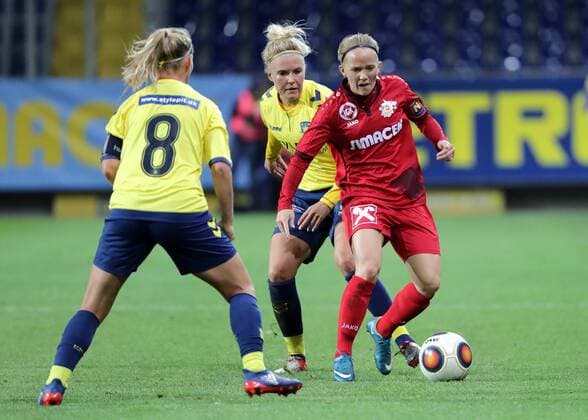 SOCCER - CL women, St.Poelten vs Broendby SANKT POELTEN,AUSTRIA,05.OCT.16 - SOCCER - UEFA Champions League, women, SKN Sankt Poelten vs Broendby IF Kopenhagen. Image shows Theresa Nielsen, Louise Kristiansen (Broendby) and Jennifer Poeltl (St.Poelten). GEPAxpictures xWalterxLuger
