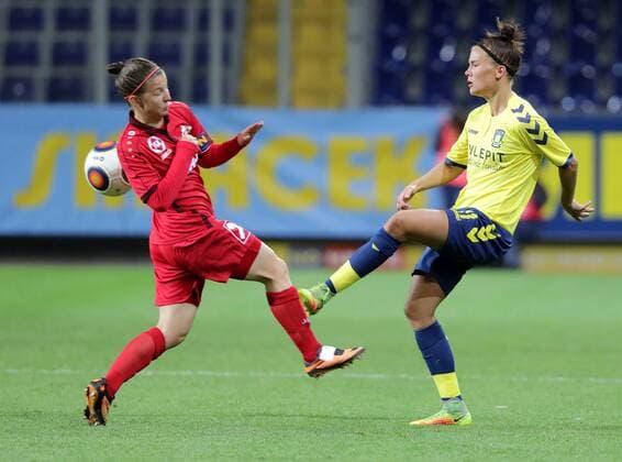 SOCCER - CL women, St.Poelten vs Broendby SANKT POELTEN,AUSTRIA,05.OCT.16 - SOCCER - UEFA Champions League, women, SKN Sankt Poelten vs Broendby IF Kopenhagen. Image shows Julia Tabotta (St.Poelten) and Katrine Veje (Broendby). GEPAxpictures xWalterxLuger