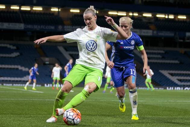 Themen der Woche - Sport Bilder des Tages - Sport vl Alexandra Popp (Alex Popp, Wolfsburg, 11), Katie Chapman (Chelsea, 17) Zweikampf, Duell, duel, tackle, Dynamik, Action, Aktion, Fussball, UEFA Women s Champions League, Chelsea Ladies FC - VfL Wolfsburg, xtgx