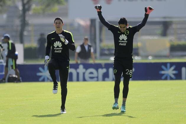 Fußball, Training Nationalteam Mexiko October 5, 2016 - Mexico - EUM20161005DEP12.JPG.CIUDAD DE MEXICO.- Soccer Futbol-America.- Aspecto del entrenamiento de las Aguilas del America en sus instalaciones de Coapa, este miercoles 5 de octubre de 2016. El guardameta Hugo Gonzalez (izq.).  - ZUMAu78_