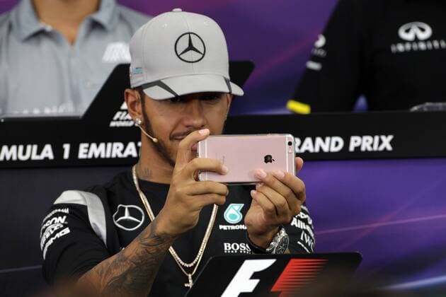 Bilder des Tages - SPORT Formel 1, GP von Japan, Hamilton stört PK mit Spielerei am Smartphone Japanese Grand Prix, Suzuka 6 - 9 October 2016 06.10.2016 - press conference PK Pressekonferenz Lewis Hamilton (GBR) Mercedes AMG F1 W07 Hybrid 