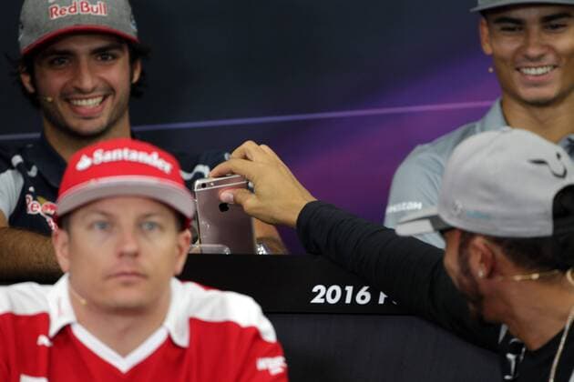 Formel 1, GP von Japan, Hamilton stört PK mit Spielerei am Smartphone Japanese Grand Prix, Suzuka 6 - 9 October 2016 06.10.2016 - press conference PK Pressekonferenz Lewis Hamilton (GBR) Mercedes AMG F1 W07 Hybrid and Carlos Sainz Jr (ESP) Scuderia Toro Rosso STR11 