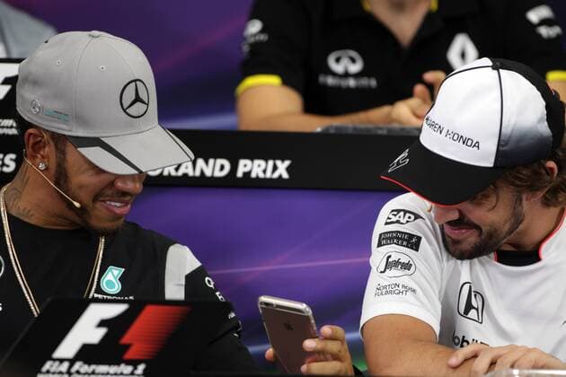 Formel 1, GP von Japan, Hamilton stört PK mit Spielerei am Smartphone Japanese Grand Prix, Suzuka 6 - 9 October 2016 06.10.2016 - press conference PK Pressekonferenz Lewis Hamilton (GBR) Mercedes AMG F1 W07 Hybrid and Fernando Alonso (ESP) McLaren Honda MP4-31 