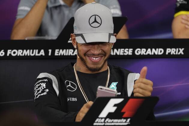 Formel 1, GP von Japan, Hamilton stört PK mit Spielerei am Smartphone Japanese Grand Prix, Suzuka 6 - 9 October 2016 06.10.2016 - press conference PK Pressekonferenz Lewis Hamilton (GBR) Mercedes AMG F1 W07 Hybrid 