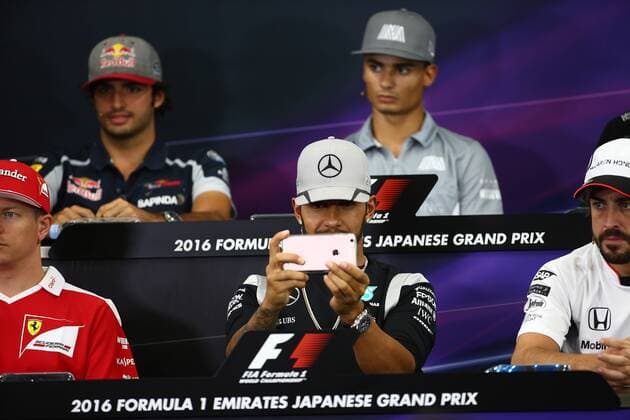 Formel 1, GP von Japan, Hamilton stört PK mit Spielerei am Smartphone Japanese Grand Prix, Suzuka 6 - 9 October 2016 06.10.2016 - press conference PK Pressekonferenz Lewis Hamilton (GBR) Mercedes AMG F1 W07 Hybrid 