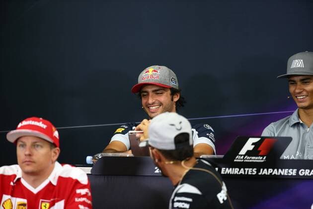 Formel 1, GP von Japan, Hamilton stört PK mit Spielerei am Smartphone Japanese Grand Prix, Suzuka 6 - 9 October 2016 06.10.2016 - press conference PK Pressekonferenz Lewis Hamilton (GBR) Mercedes AMG F1 W07 Hybrid and Carlos Sainz Jr (ESP) Scuderia Toro Rosso STR11 