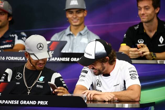 Formel 1, GP von Japan, Hamilton stört PK mit Spielerei am Smartphone Japanese Grand Prix, Suzuka 6 - 9 October 2016 06.10.2016 - press conference PK Pressekonferenz Lewis Hamilton (GBR) Mercedes AMG F1 W07 Hybrid and Fernando Alonso (ESP) McLaren Honda MP4-31 