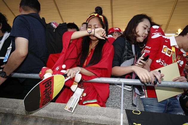 Motorsports: FIA Formula One World Championship WM Weltmeisterschaft 2016, Grand Prix of Japan, Japanese Fans xHOCHxZWEIx