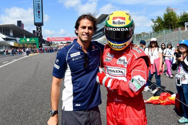 Formel 1, GP von Japan, Fans Felipe Nasr (Sauber F1 Team) mit einem als Ayrton Senna verkleideten Fan, Grosser Preis von Japan 2016, Motorsport, Formel 1, 06.10.2016, Suzuka Copyright: xAndre Eibner-Pressefotox EP_JAE