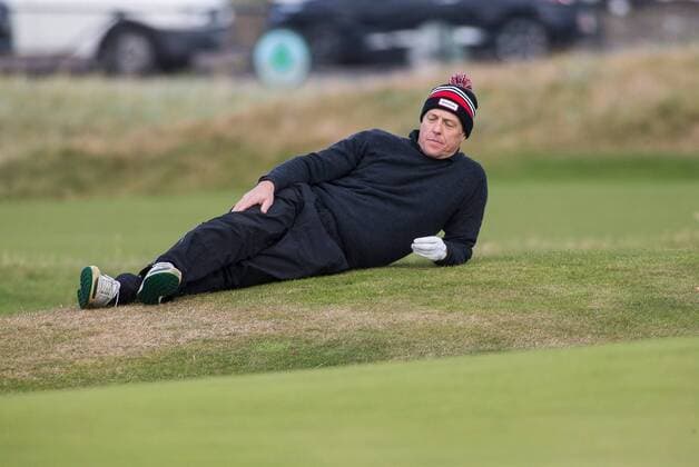 Bilder des Tages - SPORT 06.10.2016. Carnoustie Golf Course, Fife, Scotland. Alfred Dunhill Links Championship Golf 1st Round. Actor Hugh Grant takes a break as the course backs up xDuncanxMcGlynnx  ActionPlus11797127
