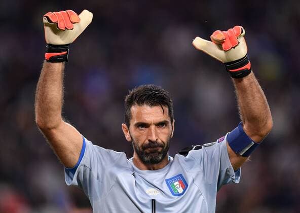 Themen der Woche - Sport Bilder des Tages - SPORT (161007) -- TURIN, Oct. 6, 2016 -- Italy s Gianluigi Buffon reacts during the World Cup 2018 football qualification match between Italy and Spain at the Juventus stadium in Turin, Italy, on Oct. 6, 2016. ) (SP)ITALY-TURIN-SOCCER-WORLD CUP QUALIFIER-ITA-ESP AlbertoxLingria 