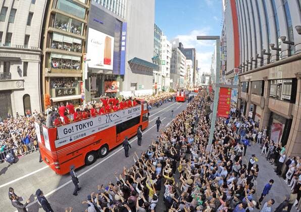 Bilder des Tages - SPORT Medalists parade in Tokyo Many people welcome Rio de Janeiro Olympics and Paralympics medalists during a parade in Tokyo s Ginza shopping district on Oct. 7, 2016. It was the first joint parade of the medalists of the two games. 