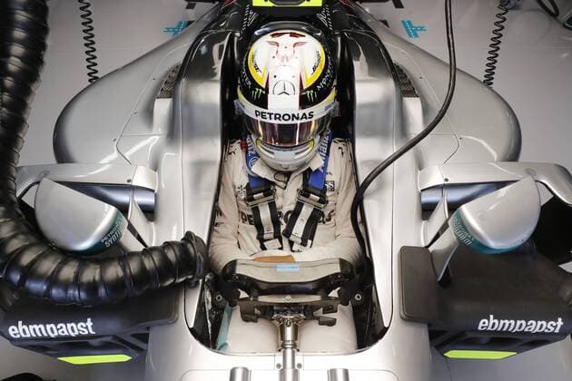 Bilder des Tages - SPORT Motorsports: FIA Formula One World Championship WM Weltmeisterschaft 2016, Grand Prix of Japan, 44 Lewis Hamilton (GBR, Mercedes AMG Petronas Formula One Team), xHOCHxZWEIx