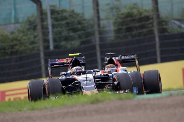 Japanese Grand Prix, Suzuka 6 - 9 October 2016 07.10.2016 - Free Practice 2, Carlos Sainz Jr (ESP) Scuderia Toro Rosso STR11 and Pascal Wehrlein (GER) Manor Racing MRT05 