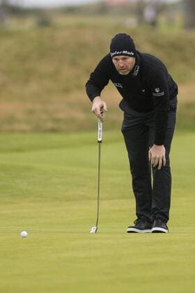 07.10.2016. Carnoustie Golf Course, Fife, Scotland. Alfred Dunhill Links Championship Golf 2nd Round. Stephen Gallacher lining up a put on the 11th Green xDuncanxMcGlynnx  ActionPlus11797438