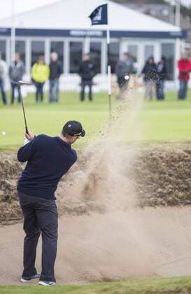 Bilder des Tages - SPORT 07.10.2016. Carnoustie Golf Course, Fife, Scotland. Alfred Dunhill Links Championship Golf 2nd Round. Mark Boucher explodes from a bunker on the 18th green xDuncanxMcGlynnx  ActionPlus11797510