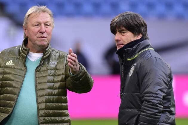 Themen der Woche - Sport Bilder des Tages - SPORT Fussball Training der deutschen Nationalmannschaft am 07.10.2016 im Volksparkstadion in Hamburg Horst Hrubesch , links - Joachim Jogi Loew ( Trainer Deutschland ), rechts xPBJPGx
