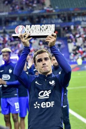 Fußball, Antoine Griezmann mit Auszeichnung Bester Spieler der EURO 2016 Antoine Griezmann (France) meilleur joueur de l Euo2016 FOOTBALL : France vs Bulgarie - eliminatoires CM 2018 - 07 10 2016 JBAutissierx