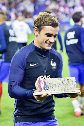 Fußball, Antoine Griezmann mit Auszeichnung Bester Spieler der EURO 2016 Antoine Griezmann (France) meilleur joueur de l Euo2016 FOOTBALL : France vs Bulgarie - eliminatoires CM 2018 - 07 10 2016 JBAutissierx