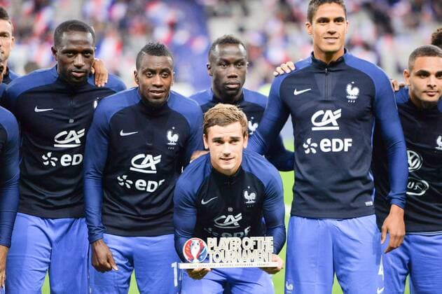 Themen der Woche - Sport Fußball, Antoine Griezmann mit Auszeichnung Bester Spieler der EURO 2016 Bilder des Tages - SPORT 07 Antoine Griezmann (fra) ELU MEILLEUR JOUEUR DE L EURO - 14 BLAISE MATUIDI (fra) - 04 Raphael Varane (fra) - 19 Bacary Sagna (fra) - 18 MOUSSA SISSOKO (fra) - JOIE FOOTBALL : France vs Bulgaria - WM Quali - 07 10 2016 AnthonyBIBARD FEP Panoramic 