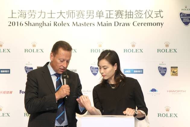 Chinese diving star Wu Minxia, right, attends the main draw ceremony for the 2016 Shanghai Rolex Masters tennis tournament in Shanghai, China, 8 October 2016. Sports stars highlight main draw ceremony for 2016 Shanghai Rolex Masters  pbu514644_01