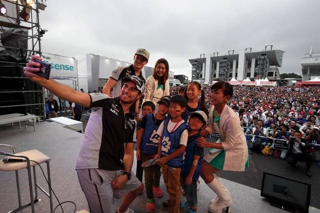 Japanese Grand Prix, Suzuka 6 - 9 October 2016 08.10.2016 - Sergio Perez (MEX) Sahara Force India F1 VJM09 and Nico Hulkenberg (GER) Sahara Force India F1 VJM09 with fans. 