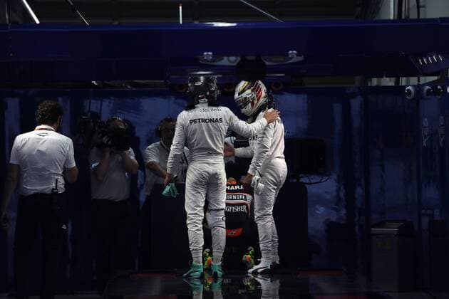 Bilder des Tages - SPORT Japanese Grand Prix, Suzuka 6 - 9 October 2016 08.10.2016 - Qualifying, Nico Rosberg (GER) Mercedes AMG F1 W07 Hybrid and Lewis Hamilton (GBR) Mercedes AMG F1 W07 Hybrid 