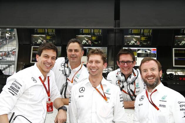 Motorsports: FIA Formula One World Championship WM Weltmeisterschaft 2016, Grand Prix of Japan, Toto Wolff (AUT, Mercedes AMG Petronas Formula One Team), Ron Meadows (GBR, Mercedes AMG Petronas Formula One Team), James Vowles (GBR, Mercedes AMG Petronas Formula One Team), Andrew Shovlin (Mercedes AMG Petronas Formula One Team), Bradley Lord (Mercedes AMG Petronas Formula One Team) xHOCHxZWEIx