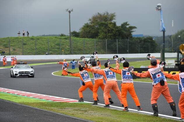 japanische Streckenposten jubeln dem Safety Car zu, Grosser Preis von Japan 2016, Motorsport, Formel 1, 08.10.2016, Suzuka Copyright: xEibner-Pressefotox EP_jae