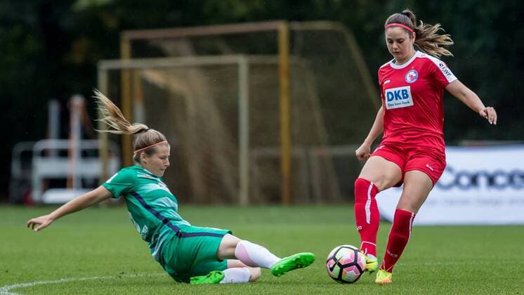 v.li.: Marie-Louise Eta (SV Werder Bremen, 6) und Sarah Zadrazil (1. FFC Turbine Potsdam, 27) im Zweikampf, Duell, duel, tackle, Fussball, DFB-Pokal Frauen, SV Werder Bremen - 1. FFC Turbine Potsdam, xdgx