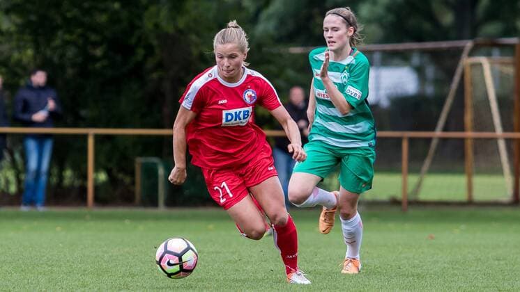 v.li.: Tabea Kemme (1. FFC Turbine Potsdam, 21) und Reena Wichmann (SV Werder Bremen, 14) im Laufduell, Fussball, DFB-Pokal Frauen, SV Werder Bremen - 1. FFC Turbine Potsdam, xdgx
