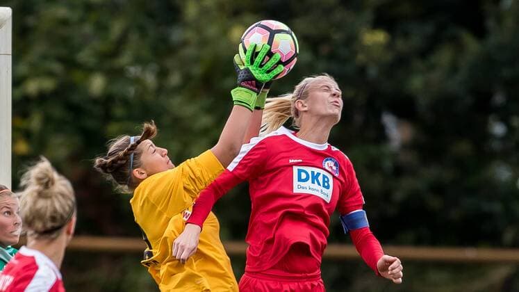 v.li.: Torhüterin, Torwart Lena Pauels (SV Werder Bremen, 22) und Johanna Elsig (1. FFC Turbine Potsdam, 4) im Zweikampf, Duell, duel, tackle, Fussball, DFB-Pokal Frauen, SV Werder Bremen - 1. FFC Turbine Potsdam, xdgx