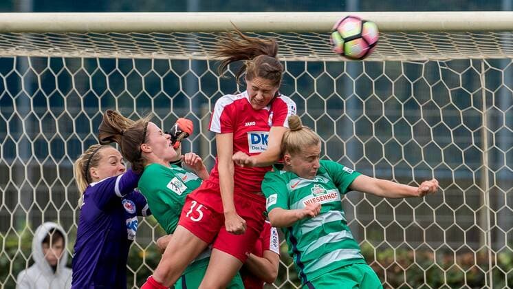 v.li.: Inka Wesely (1. FFC Turbine Potsdam, 15) und Michelle Ulbrich (SV Werder Bremen, 5) im Kopfballduell, header duel, Kopfball, Fussball, DFB-Pokal Frauen, SV Werder Bremen - 1. FFC Turbine Potsdam, xdgx