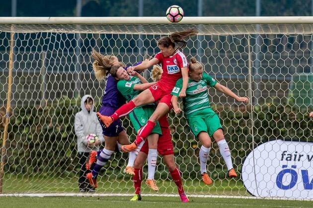 v.li.: Inka Wesely (1. FFC Turbine Potsdam, 15) und Michelle Ulbrich (SV Werder Bremen, 5) im Kopfballduell, header duel, Kopfball, Fussball, DFB-Pokal Frauen, SV Werder Bremen - 1. FFC Turbine Potsdam, xdgx