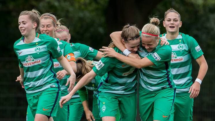 Die Spielerinnen des SV Werder Bremen beim Torjubel, Goal celebration, celebrate the goal, goal celebration, Jubeltraube, Fussball, DFB-Pokal Frauen, SV Werder Bremen - 1. FFC Turbine Potsdam, xdgx